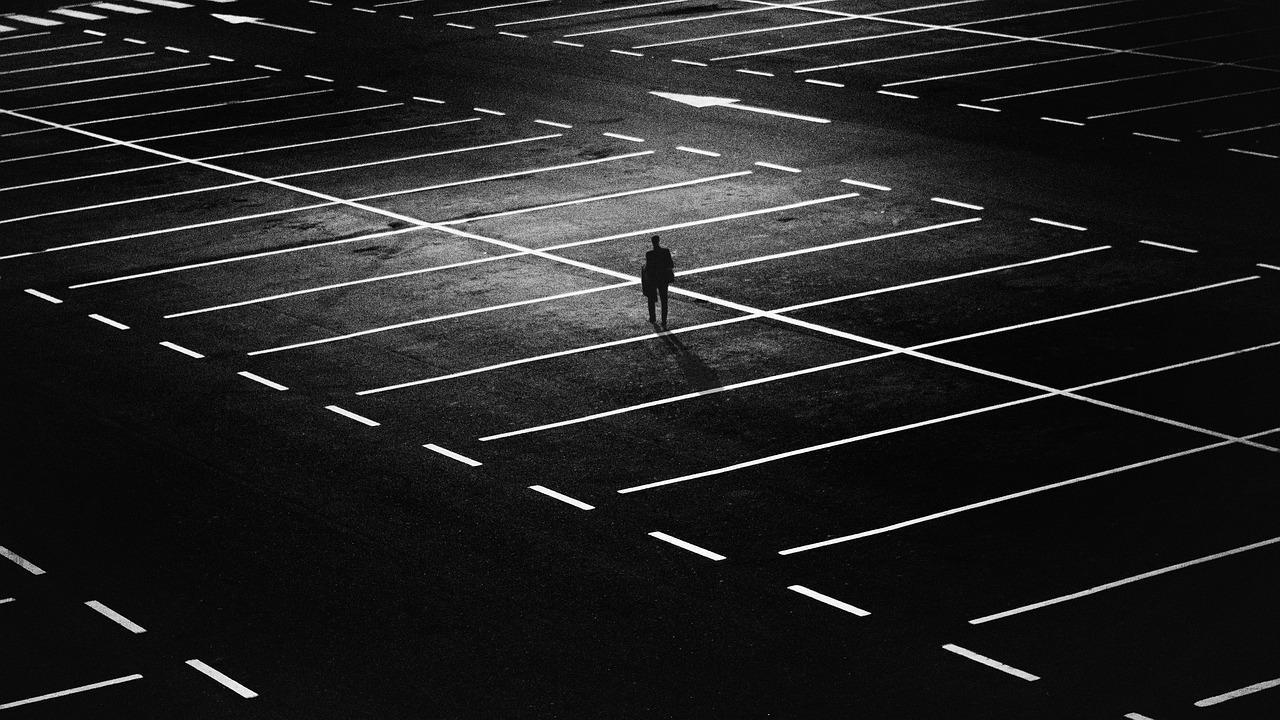Oszczędne rozwiązania dla podróżnych – parkingi w rejonie lotniska